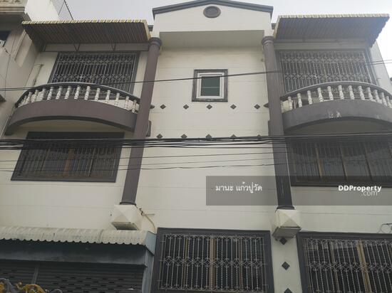 ให้เช่า บ้านเดี่ยว3.5ชั้น(พร้อมดาดฟ้า)  65ตรว. มี5ห้องนอน  อยู่ถ.รัชดาภิเษก  ใกล้ทางด่วนพระราม9/ฟอร์จูน ให้เช่า50,000/เดือน